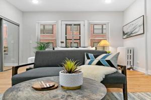 Chic & Updated Studio Apt in East Lakeview - Barry S1, Chicago