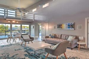 Modern Retreat with Private Pool! Guest house, Marco