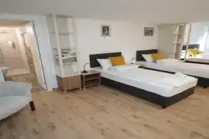 PALACE MEGDAN Mini-hotel, Uzhitse