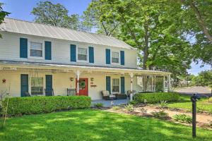 Grand Retreat - Walk to Main St! Guest house, Fredericksburg
