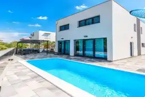 Beautiful Home In Guest house, Srima