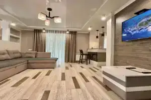 ApartPoltava Rozkishna studiya z KUTOVOYu VANNOYu, 1-y budinok bilya Korpusnogo parku, PANORAMNIY balkon, Poltava