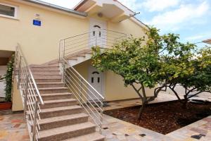 Apartments by the sea, Trogir - 10008, Vinisce