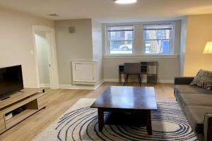 Lincoln Park Apartment with Backyard!, Chicago