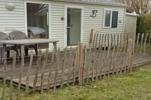 Luxueuze stacaravan 4pers met terras en tuintje (2010) Guest house, Bredene