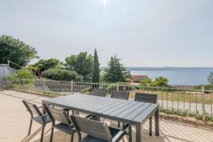 Luxury apartment with shared pool patio & sea view, Tice