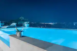 Villa The Boat with ROOFTOP POOL, Opatija