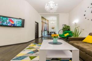 Poruch ukrittya, 2k bilya Hreshchatika, vhid u metro u susidnomu budinku Apartments, Kiev