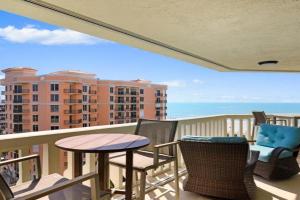 Rare beachfront condo with pool, spa and tennis Guest house, Marco