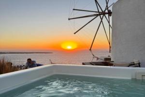 Lioyerma Windmill Villa With Outdoor Hot Tub, Oia