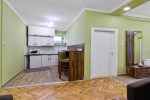 DuMalux corner Apartments, Subotitsa