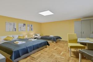 DuMalux Garden Apartments, Subotitsa