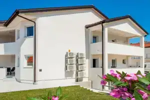 2 Bedroom Cozy Apartment In Banjol, Rab