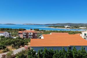 Apartment Luka with Balcony, sea view and FREE parking, Zablace