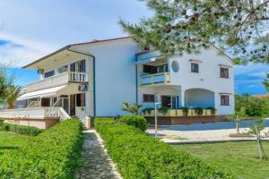 Apartments in House Liveric, in at the beach, Vir