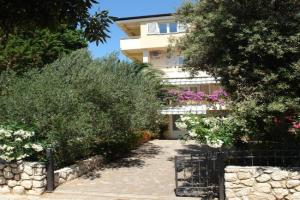 Apartments with parking space, Pag - 18748, Mandre