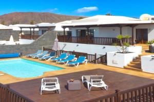 CASA LAURA VISTA LOBOS - spacious Villa with heatable pool and sea views, Playa Blanca