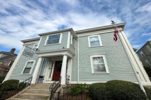 Charming Victorian Home Downtown Guest house, Newport