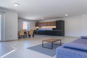 Sunset Apartment, Cerzo