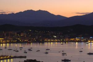 F3 FENETRE SUR JARDIN VUE MER ET MONTAGNE pour 4 VOYAGEURS Apartments, Ajaccio