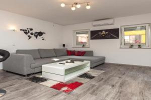 Nice Apartment In With Wifi, Bagnole