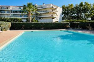 Studio de standing climatisé, avec piscine, proche de la mer, Frejus