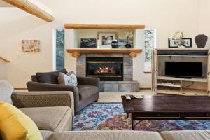 Quiet River Spacious Hood River Home - 30 Day Minimum! townhouse, Bend
