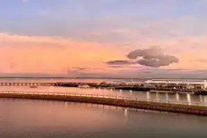 Absolute Waterfront - Tropical Sunrise Apartment Over The Water, Darwin