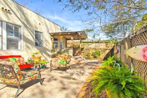 Colorful Oasis 1 Block to Bayview Park! Guest house, Pensacola