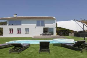Chillout House with heated pool 29 C Sea & Mountain view, Pineda de Mar
