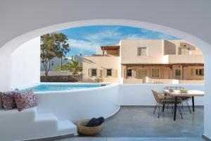 Dolce Suites, Kamari