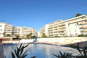 T2 climatisé à 5 minutes à pied de la plage avec parking, piscine et wifi Apartments, Frejus