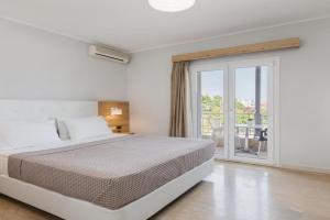 Hotel Grekas, Neoi Poroi