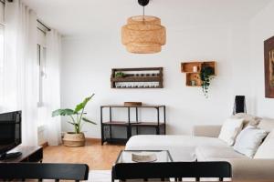 Sunny and modern apartment ideal for groups, Barcelona