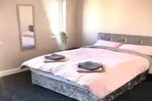 The Pad - 3BR Entire house with parking, Manchester