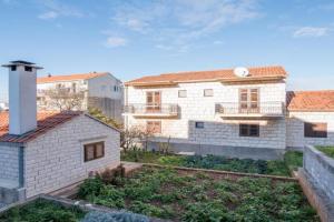 Apartments with parking space, Brac - 18825, Supetar