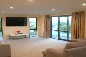 Large Group accommodation 2 houses with 7 bedrooms 6 queens 6 single beds 5 bathrooms 5 toilets, Greymouth