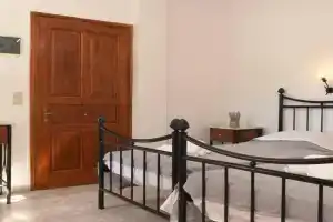 Atropos Varvara Guest house, Posidhonia