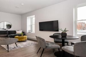 Stylish & Fun 1 Bedroom Apartment in Le Plateau by Den Stays, Laval