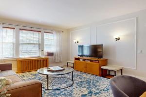 Renovated 2B, In-unit Laundry, Longwood, 1st Flr Apartments, Brookline