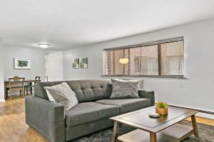 Stunning 1BR Apartment at Center of Lakeview - Oakdale 211, Chicago