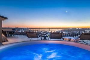 Rooftop Penthouse - Private Hottub & Duplex Whirlpool, Makarska
