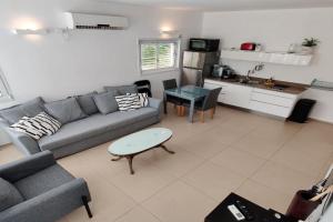 2BDR Holiday Home by Mezizim Beach and TLV Port!, Tel Aviv