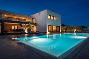 Villa Luen near with large garden and private pool for families, Pula