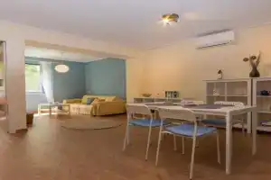 Wiola's Apartment, Barbati