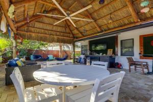 Upscale Home with Hot Tub Walk to! Guest house, Pompano Beach