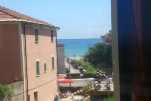 House of fly with sea view, front the beach, Savona