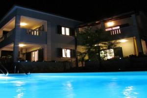 4 Bed Villa Sleeps 9 - Pool Pets Garden Parking, Supetar