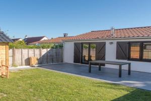 Holiday Home Duinenhuisje 25 parking and shared pool by Interhome, De Haan