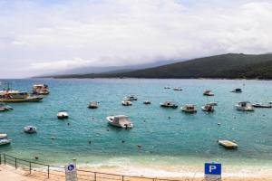 Apartman Gulliver in the center, 10 meters from the sea with private parking in natural shade, Rabac